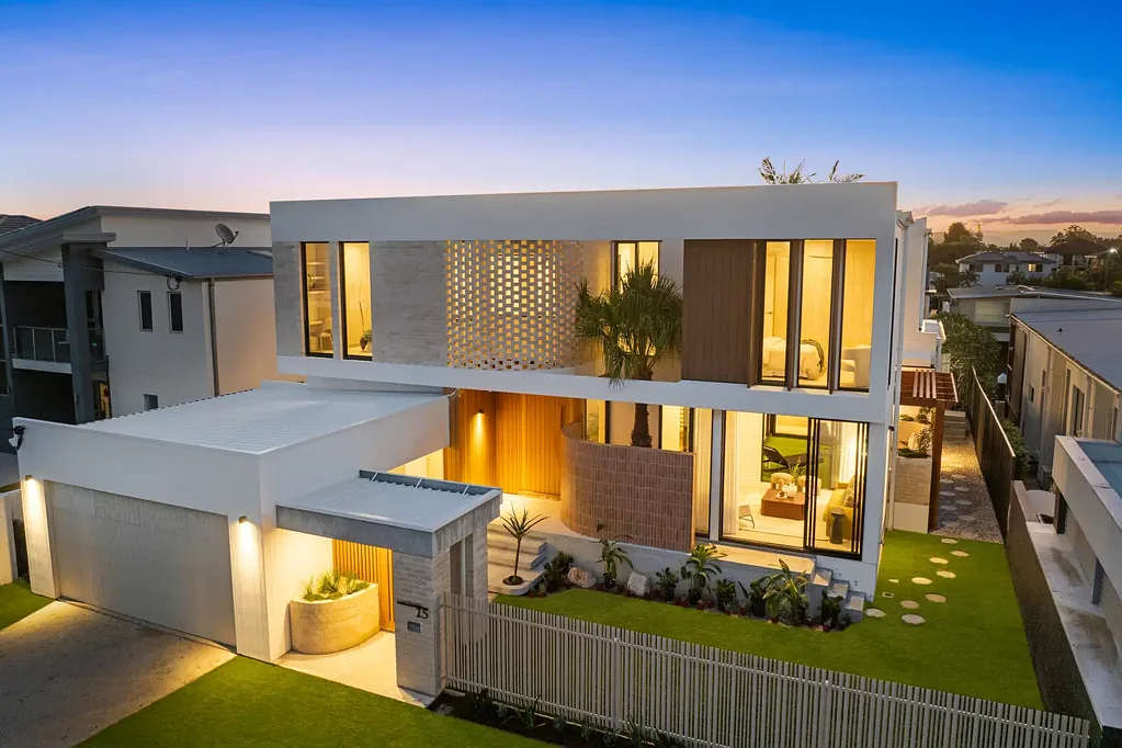 Broadbeach Waters 4Habitaciones Exquisite Waterfront Luxury Home: A Masterpiece of Modern Design and Coastal Living