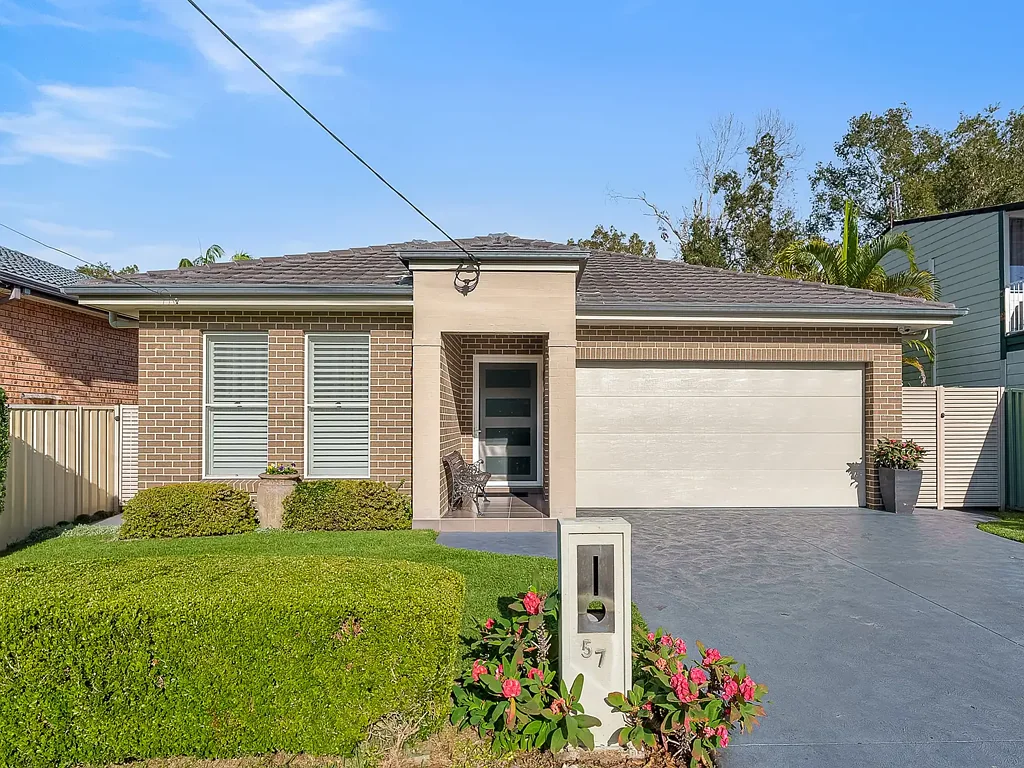 Summerland Point 4 Bedroom Exceptional Space, Style, Convenience and Lifestyle close to the Lake
