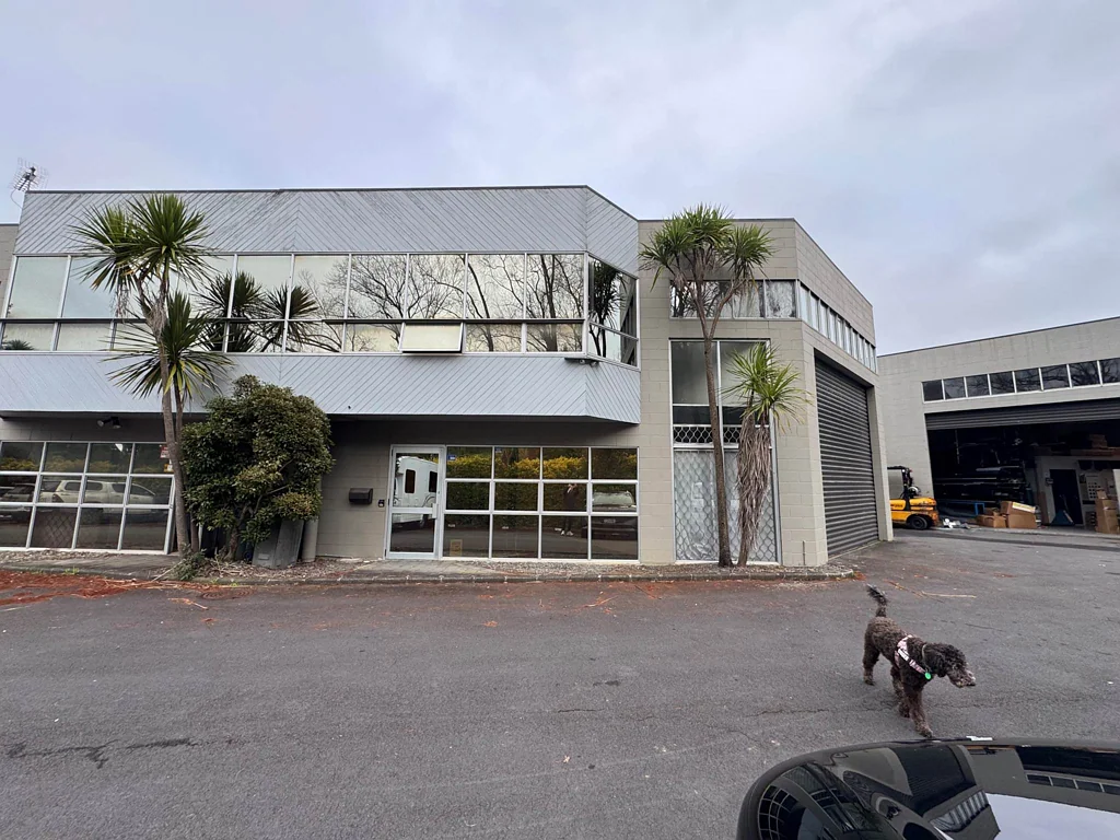 Albany  IMMACULATE NORTH-FACING OFFICE/WAREHOUSE