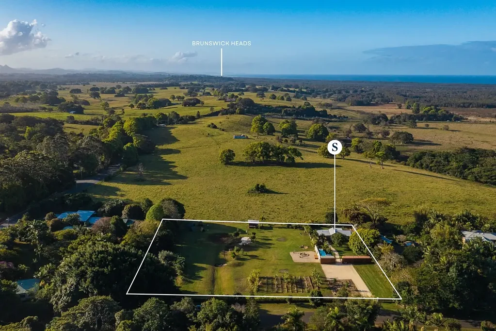 Ewingsdale 2房  Two Glorious North-Facing, Level Acres with Stylish Villa + DA for New House