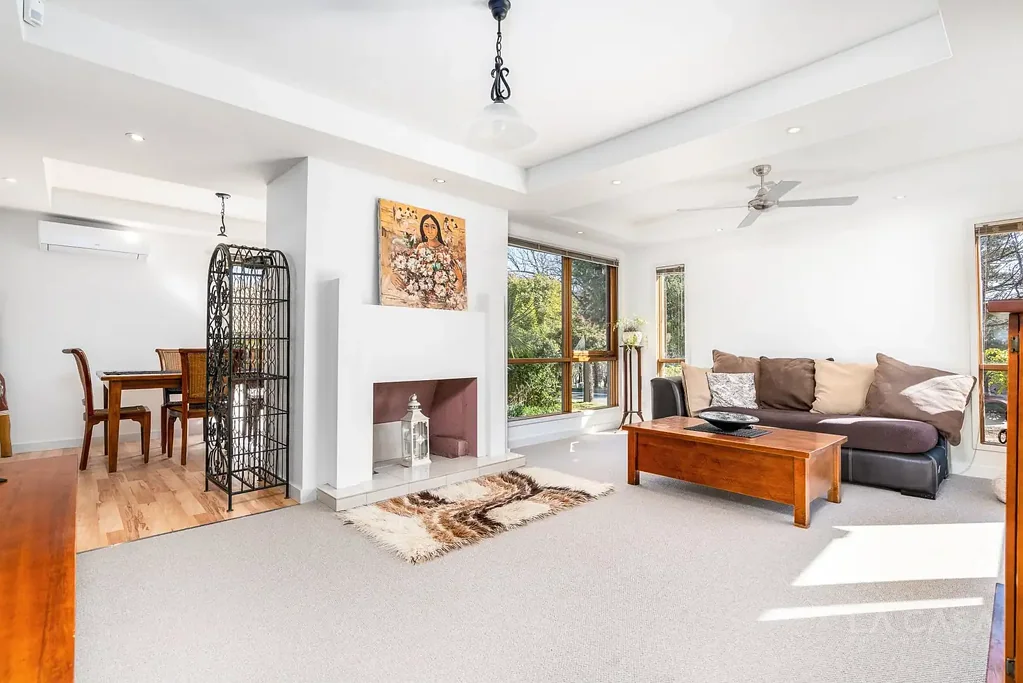 In the Heart of Deakin - Perfect for Diplomat or Executive - Close to Parliament House