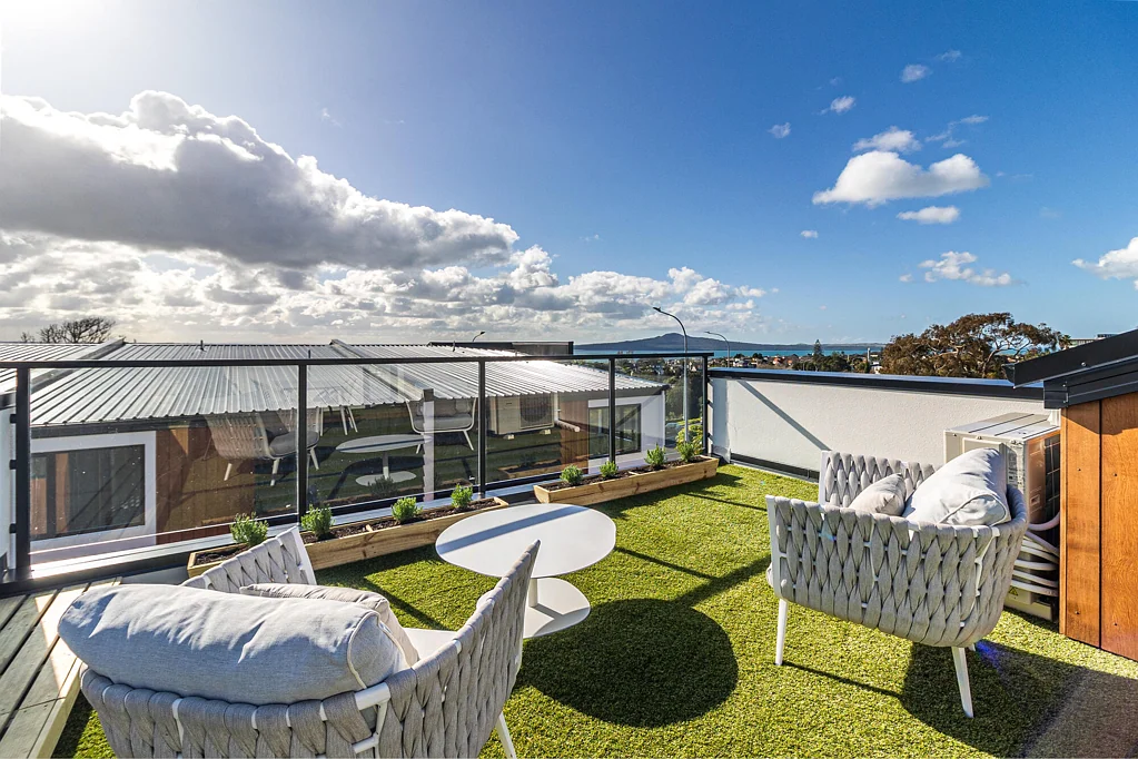 Mission Bay 3房 全新联排住宅！屋顶露台，俯瞰Rangitoto与城市天际线景观，步行至购物中心/公园绿地，CCC+产权在手！ A Rooftop Above the Rest