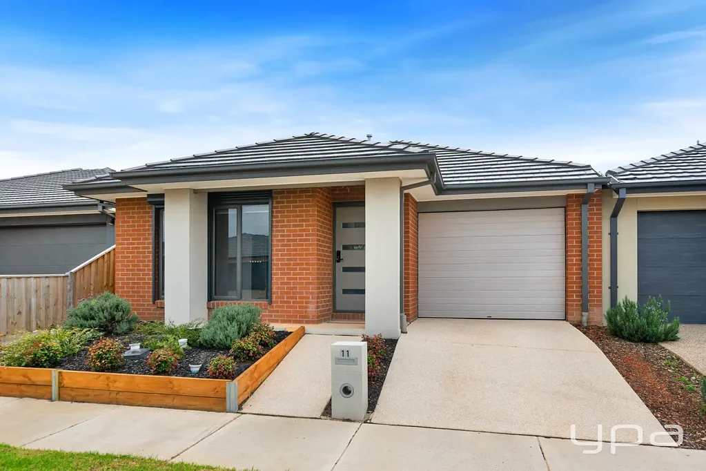 COMFORTABLE FAMILY LIVING IN A CONVENIENT LOCATION!
