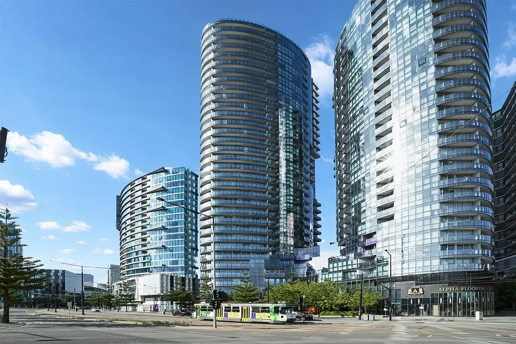 Docklands 1房 壮丽市景海港 时尚现代厨房 开放式布局 私人阳台车位 安保大楼设施 水滨步道公园 Modern Living in Prime Docklands Location