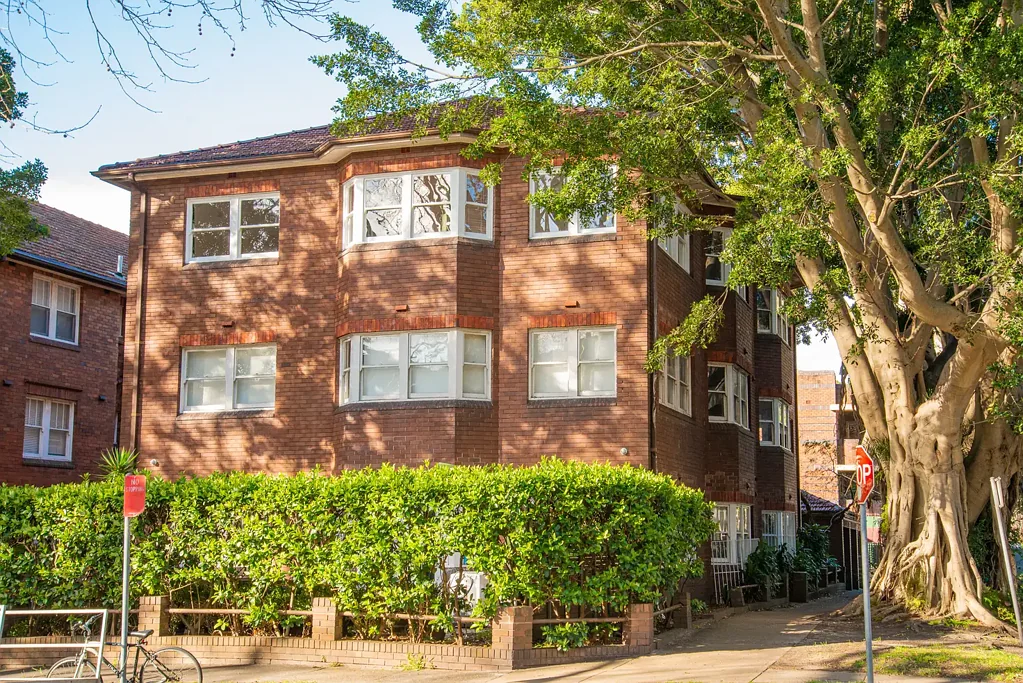Spacious apartment and expansive garden, perfectly situated in an ideal location!!