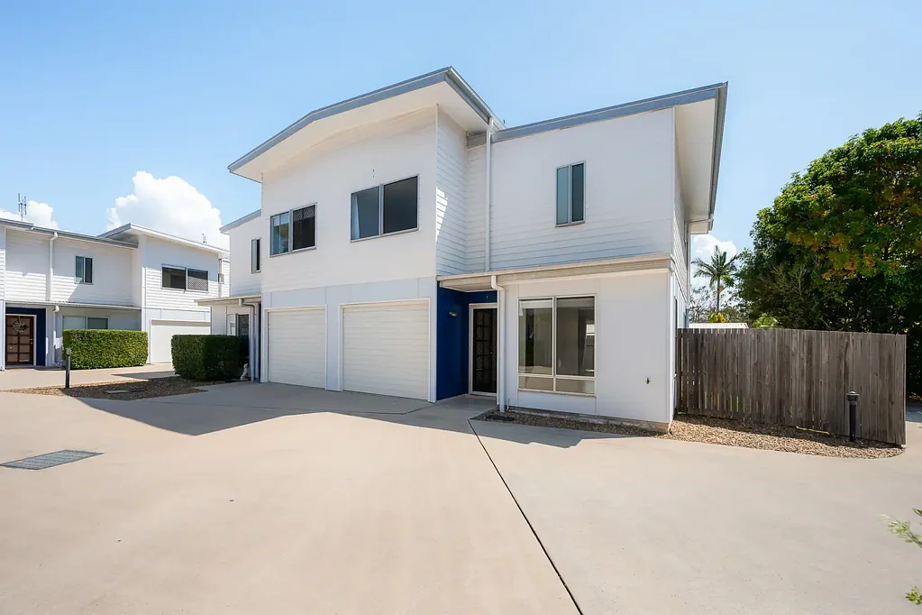 South Gladstone 3 Slaapkamer MODERN TOWNHOUSE, SIDE ACCESS GATE, COURTYARD AND POOL!