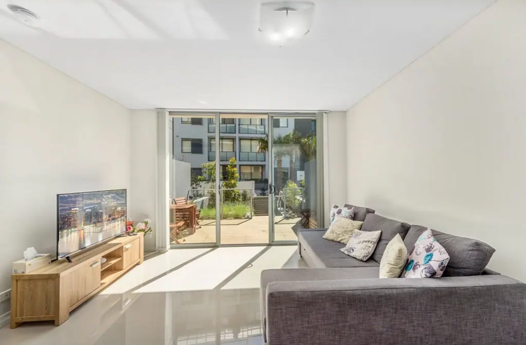 Quiet one bedroom with one car space