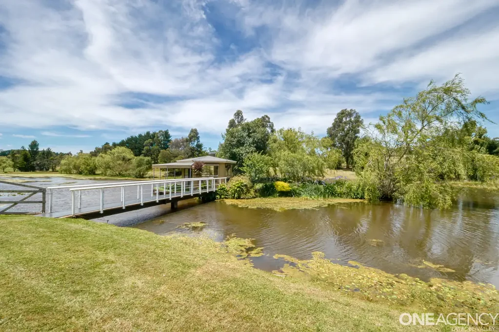 Traralgon 4 Bedroom Acreage Lifestyle, Private Lake & Town Convenience