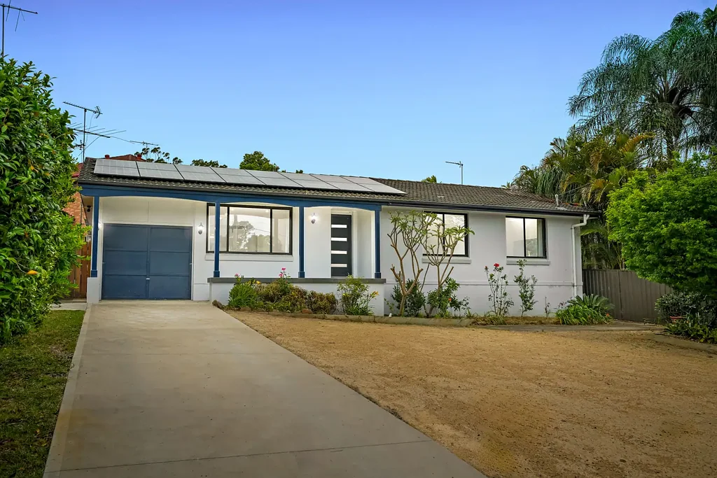 Baulkham Hills 4Habitaciones Renovated Living on The High Side!