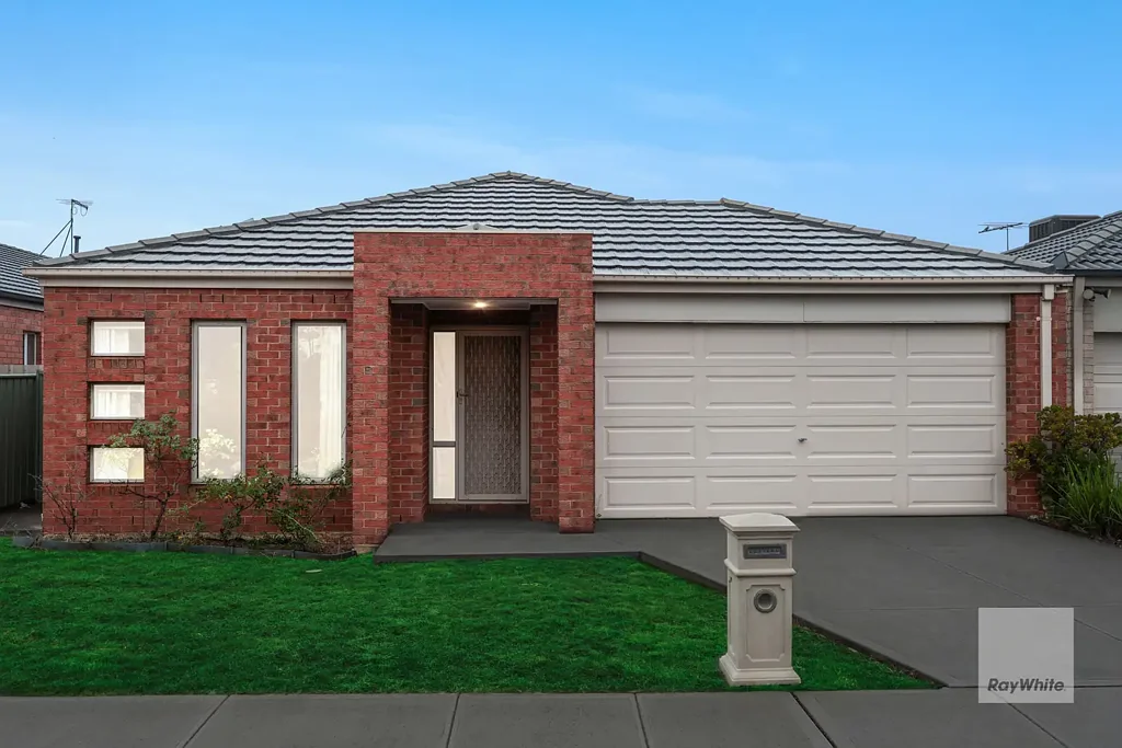 Wyndham Vale 3房 Wyndham Vale宁静社区 低维护现代住宅 便捷购物学校交通 主卧带独立卫浴 开放式厨餐客 双车库内部通道 低维护庭院 砖砌立面 街道外观 Modern Comfort & Investment Potential in a Prime Wyndham Vale Location