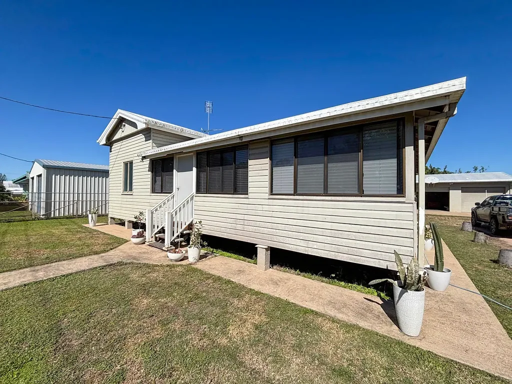 Ayr 4 Bedroom Beautifully Presented Queenslander - Charm, Comfort & Space!