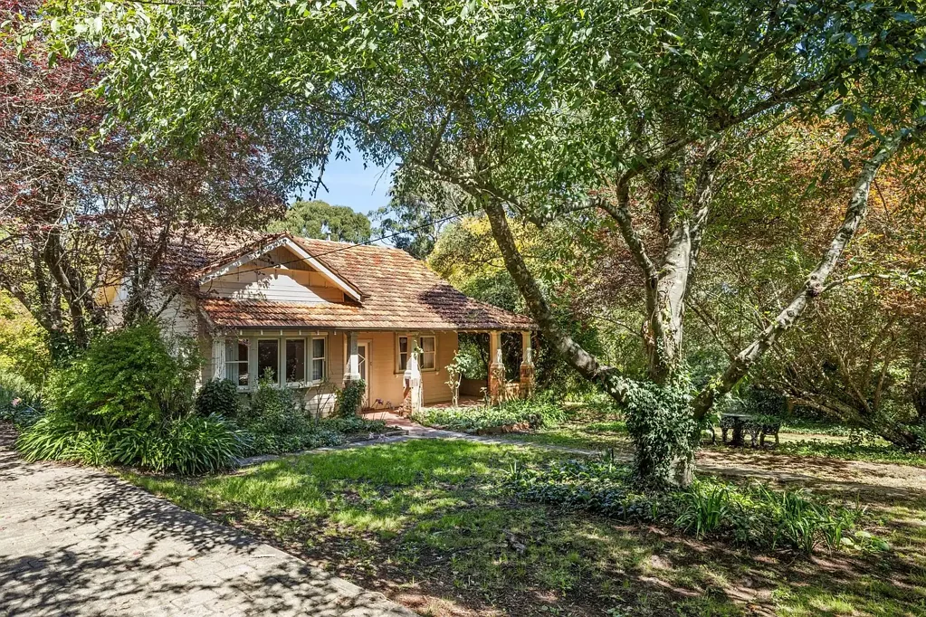 Daylesford 3房  Timeless Art Deco Charm on a Rare 1,652sqm Corner Allotment in The Heart Of Daylesford Where Heritage Meets Contemporary Living