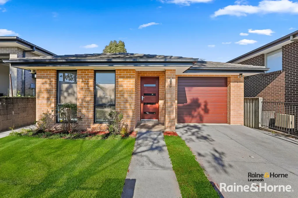 Minto 3房 Minto 中心精美三卧室家庭住宅！ Beautiful Three-Bedroom Family Home in Heart of Minto!