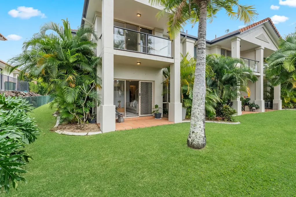 Carrara 3Zimmer Your Own Private Oasis in a Sought After Gated Estate across from the Lake