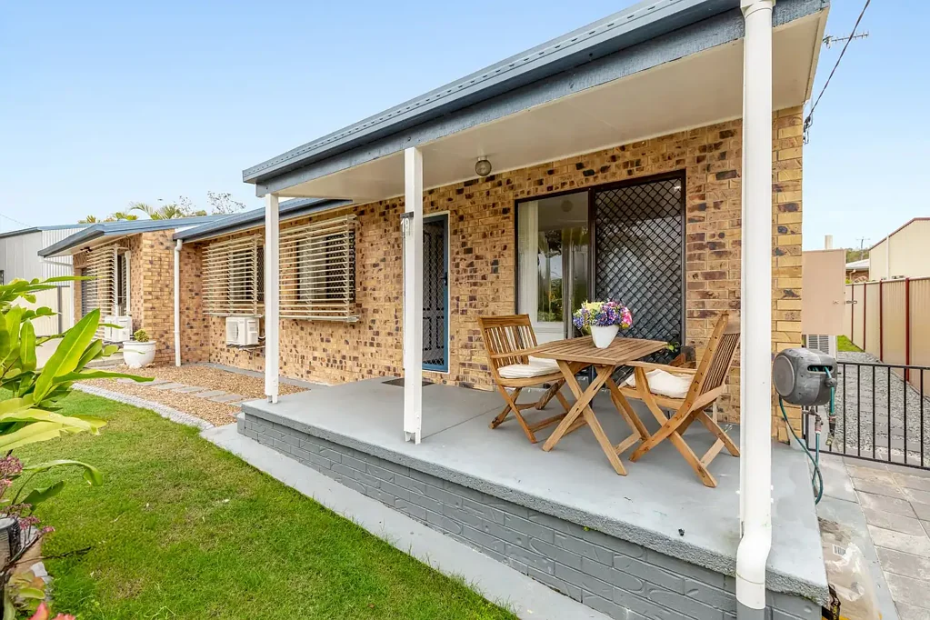 Tin Can Bay 3બેડરૂમ Lowset, affordable home with a large shed and close to all amenities
