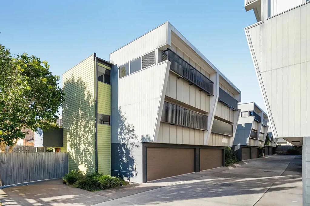 Coopers Plains 4 Bedroom Three Levels of Luxury - The Ultimate Family Townhouse in a Prime Location!