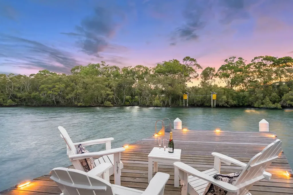 Shorncliffe 3房 海滨乐园，带私人码头，占地961平方米 Waterfront Bliss with Private Jetty on a 961sqm Block