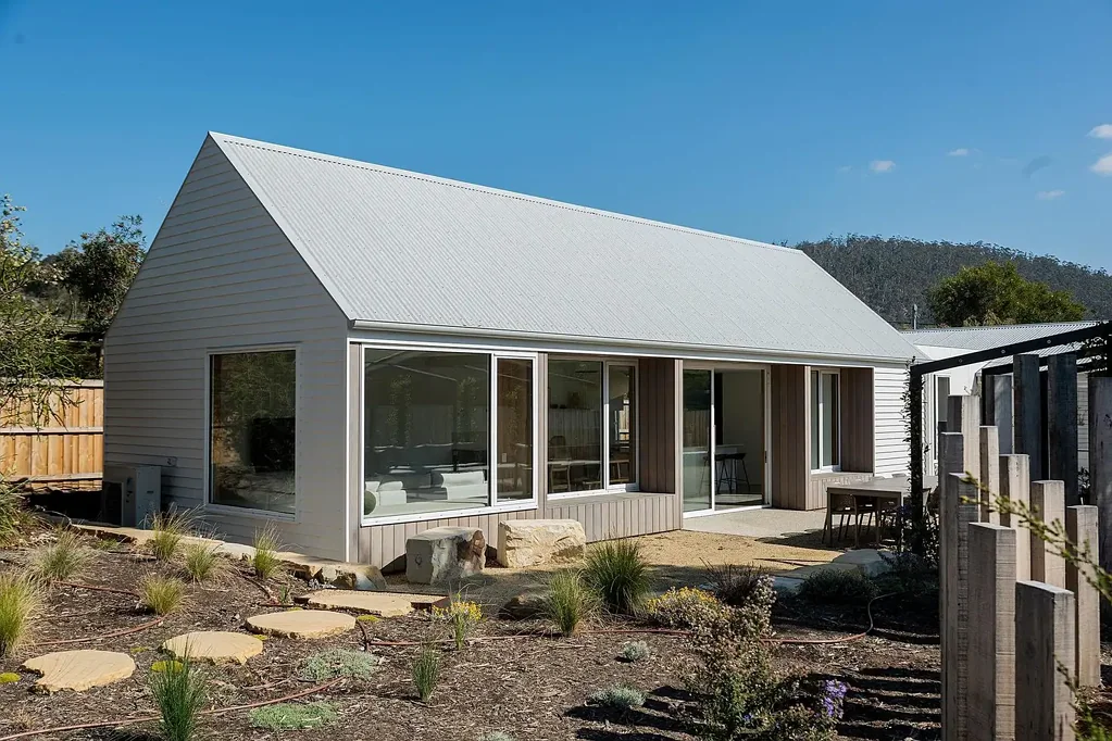 Orford 4房  Designed and renovated for life on Tasmania’s stunning east coast, just an hour from Hobart
