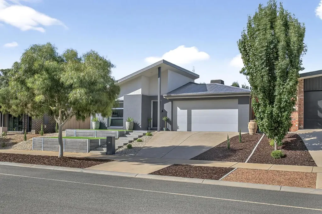 Ascot 4Moenga Immaculate Family Living with 3 Living Areas
