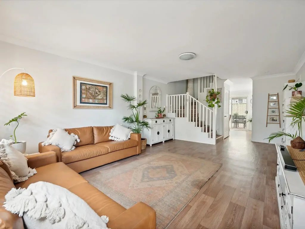 Coffs Harbour 3 Bedroom Stylish Coastal Living - Modern Townhouse in Prime Location