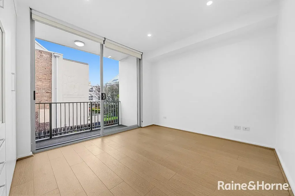 RENOVATED CITY FRINGE THREE-BEDROOM TERRACE STYLE TOWNHOUSE!