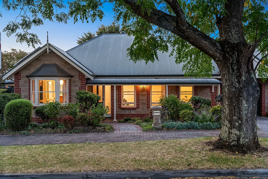 Kensington Park 3chambre Downsize or Upsize into this Delightful Courtyard Home.