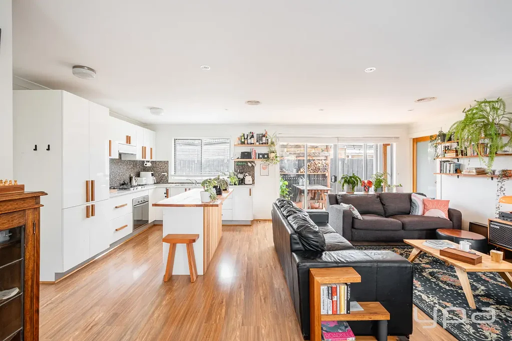 Werribee 2房 南岸瑰宝 低维护生活 顶尖学校环绕 便捷高速 公园近邻 舒适户外区 节能系统 独立无物管 THE PERFECT BLEND OF COMFORT & CONVENIENCE