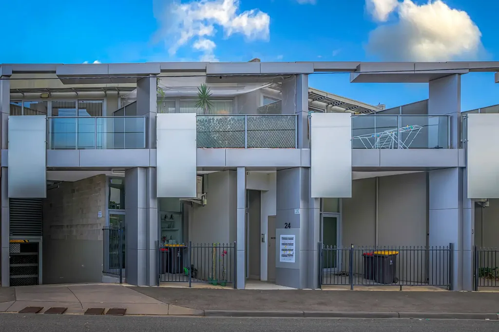 APARTMENT IN CENTRAL OAKLEIGH