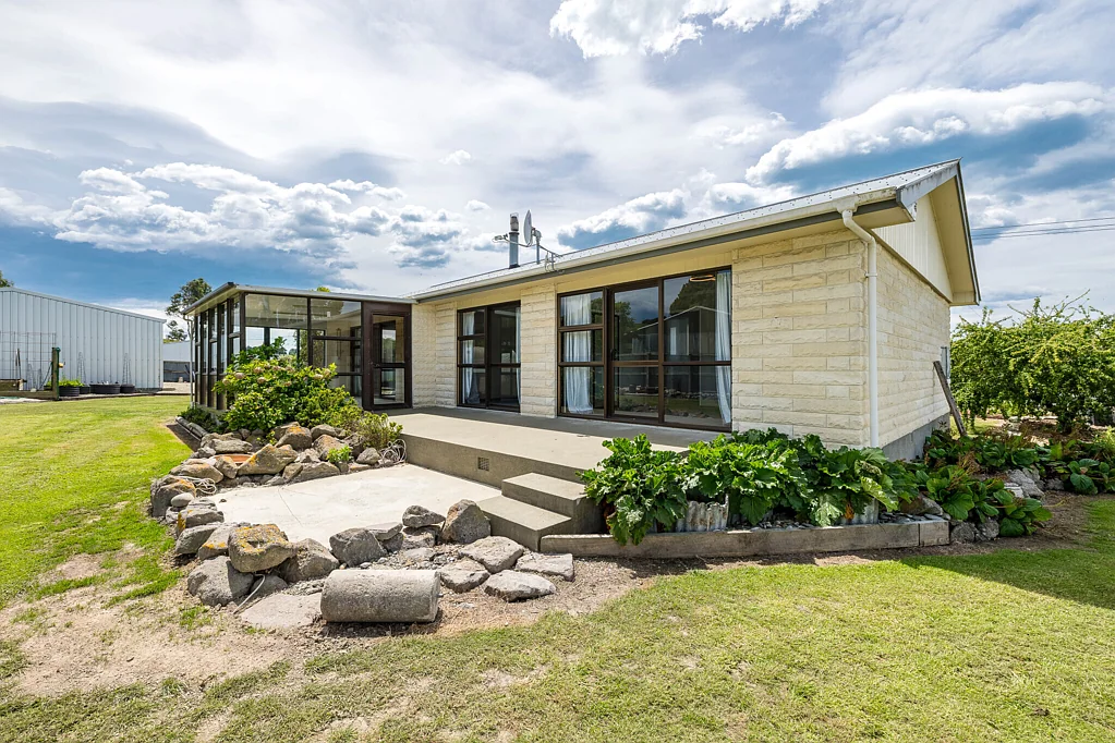 Waimate Highway home and income