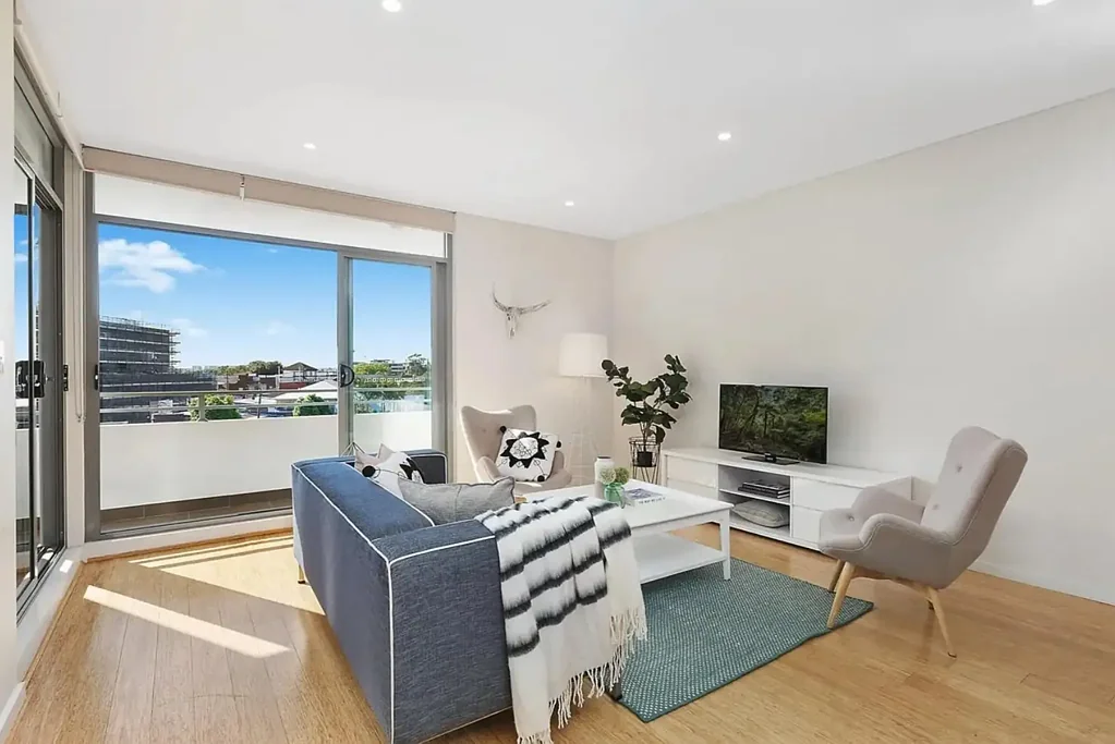 Gladesville 1 Bedroom Sunlit Top-Floor Apartment with Expansive District Views and Lift Access