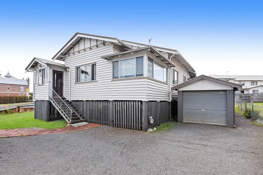 Newtown 3房 Queenslander风格宽敞 779sqm转角地块 便利近学校商店公园 三卧两浴浴缸 露台俯瞰后院 Character, Convenience & Charm on a Spacious Corner Block