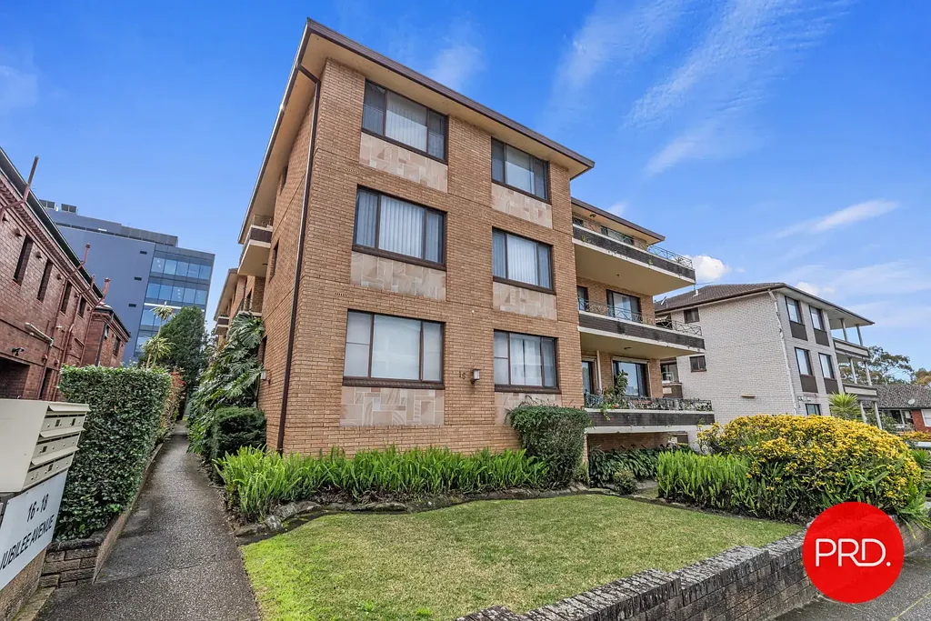 Carlton 2房 宽敞起居吊扇  大型阳台娱乐  用餐厨房储物  内部洗衣便利  卧室衣柜吊扇  浴室淋浴浴缸  封闭车库安心  地段优越便利 Spacious & Convenient 108m2 Two Bedroom Unit