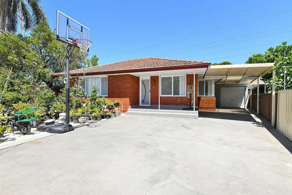 Greenacre 4chambre Renovated Single-Level Family Home in a Quiet Cul-de-Sac 813sqm