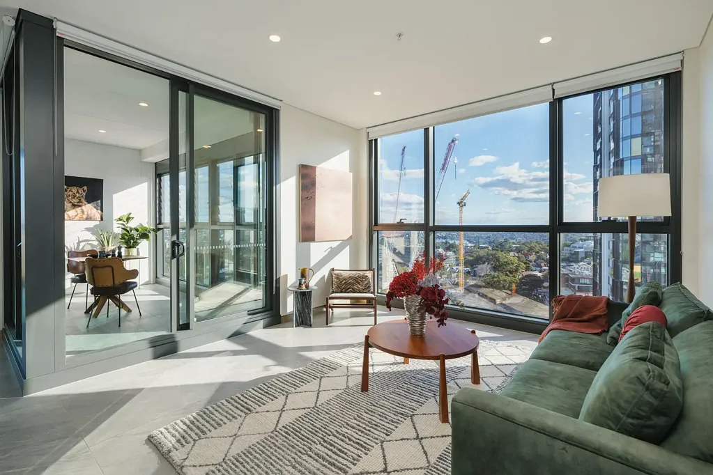 St Leonards 1 Bedroom Harbour Bridge Views | Oversized 1-Bed + Study in 88