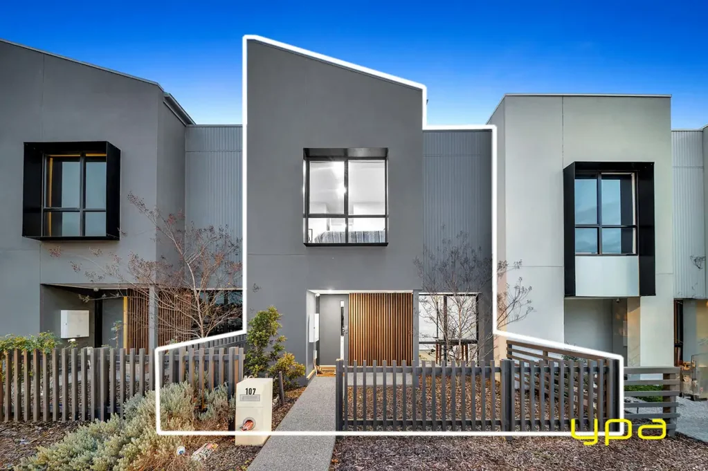 Cranbourne West 4 Bedroom Modern 4-Bedroom Townhouse – No Body Corp!