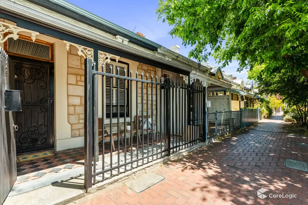 CUTE COTTAGE LOCATED IN THE CBD