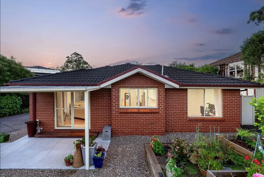 North Ryde 3房 宽敞地块宁静社区 全新厨房高端升级 主卧套间时尚浴室 工程木地板现代风格 步行商圈优质学校 Fully renovated, street-facing villa – one of only two!