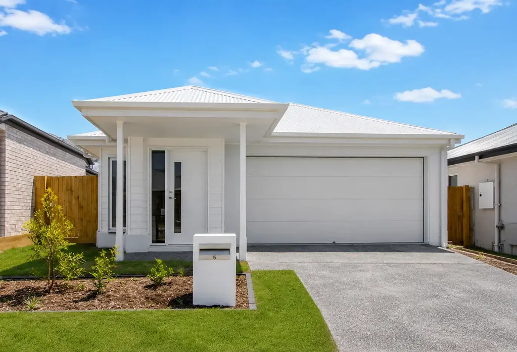 Modern Family Living in South Maclean!
