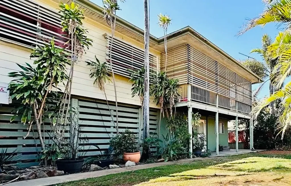 Moranbah 4房  4 BEDROOMS UPSTAIRS, INTERNAL STAIRCASE, 3 BAY SHED, 2ND BATHROOM DOWNSTAIRS