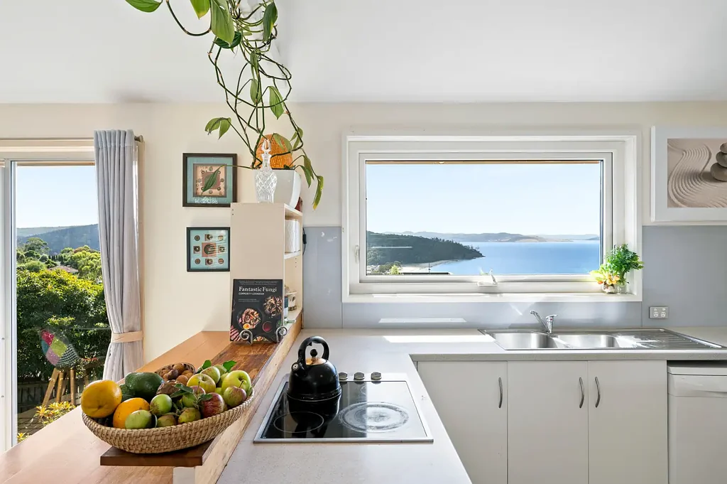 Kingston Beach 3chambre Coastal Charm with Breathtaking Views and Endless Potential