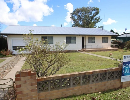 20 Logan Street, Tenterfield, NSW 2372, 3房, 1浴, House