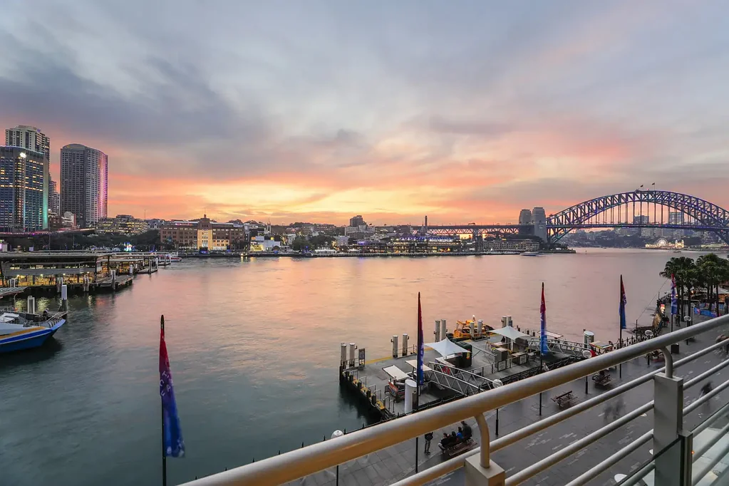 Sydney 3房 海滨生活奢享体验 宽敞明亮舒适 定制设计高端工艺 流畅布局俯瞰海港 一览无余景致 落地玻璃窗美景尽收 豪华主卧套房设施齐全 顶级设施尊享度假风情 宁静便利完美融合 Price Adjustment | Auction Guide $7,950,000
