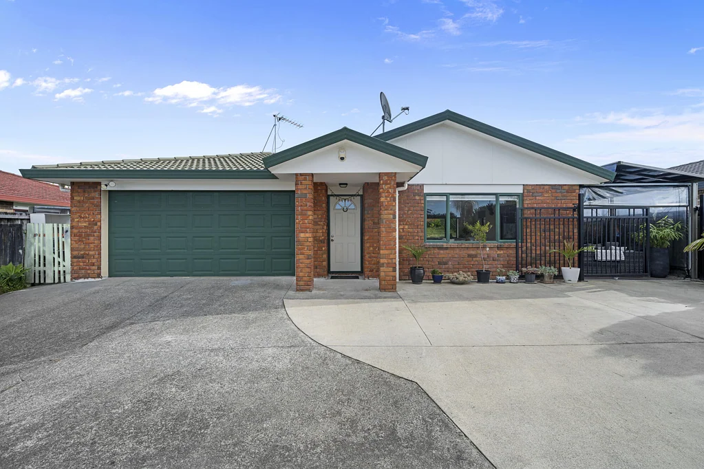 Clendon Park 3침실 Brick & Tile Beauty!