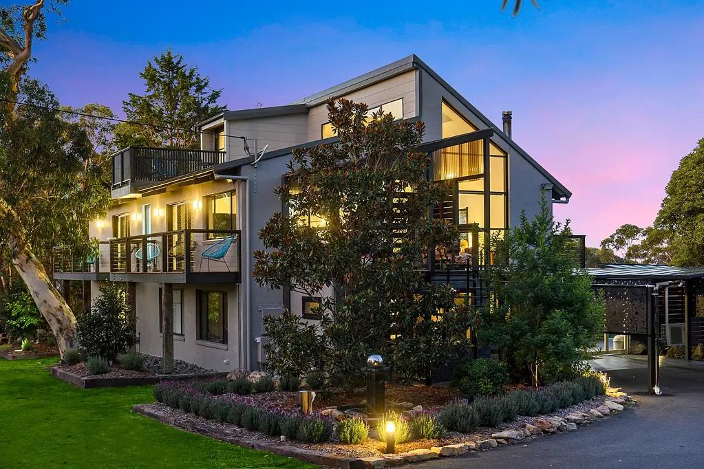 Hill Top 5 Bedroom Refined Country Living with Exceptional Shedding and Family Comfort