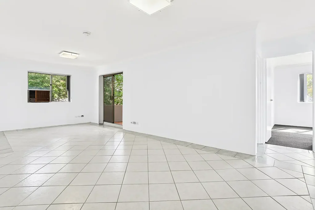 Haberfield 2房 静巷雅居 三面采光 晴日满室 精品砖楼 仅六户 宽敞布局 公私连通 阔景露台 绿意环绕 明厨储丰 双卧带柜 主卧通廊 整洁卫浴 内设洗衣 锁扣车库 额外储藏 步行商圈 美食近邻 Ultra Convenient Top Floor North Facing Retreat with Storage Room on Title