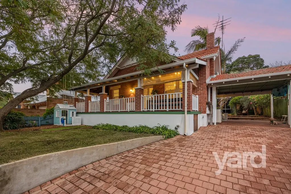 East Fremantle 3ห้องนอน Charming Character Home, Elevated Serenity