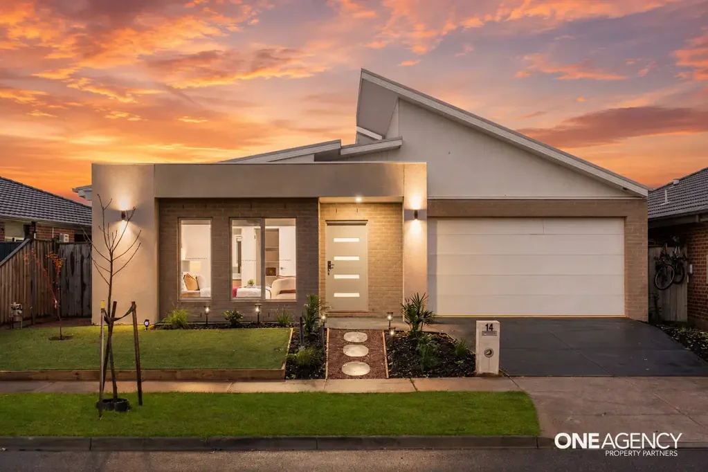 Werribee 4 Slaapkamer 4.6m approx high ceilings, Under Builders Warranty - CALL US NOW BEFORE IT'S SOLD