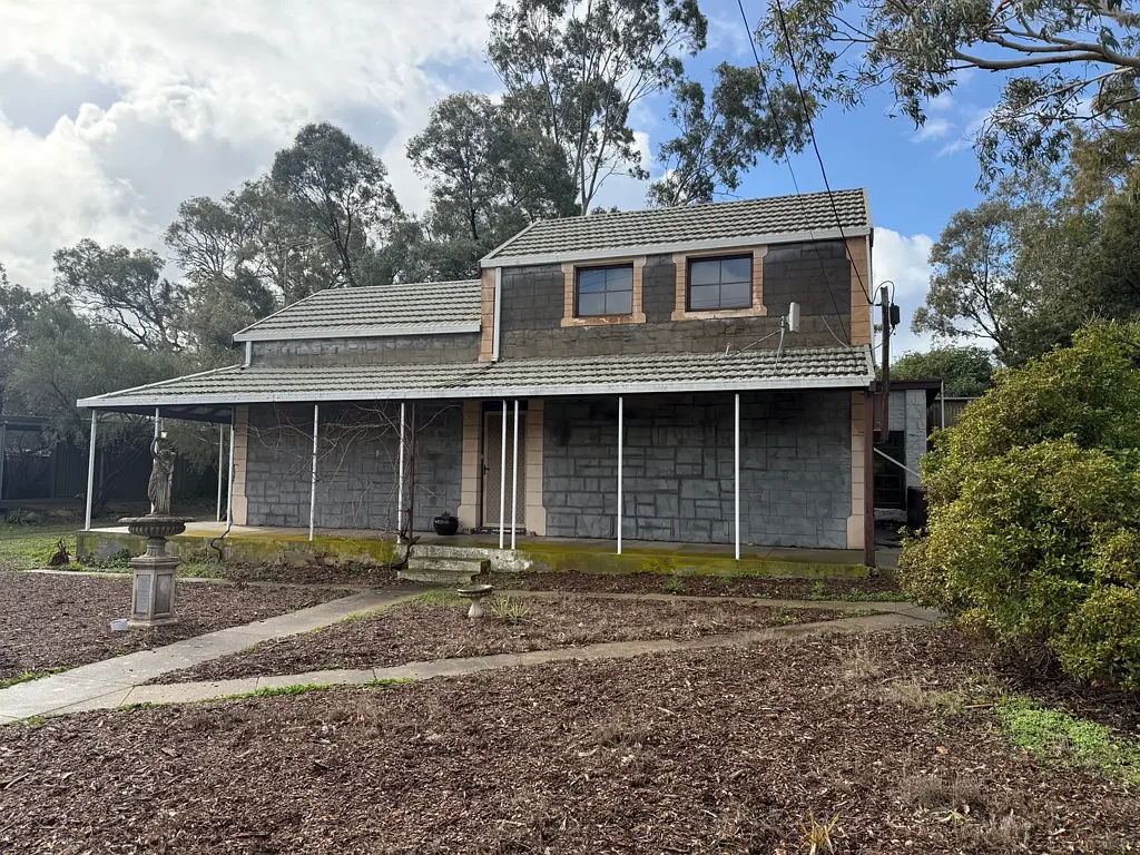 Mount Pleasant 3침실 1900's stone home (primed for renovation) and separate 1 bed "granny flat". 1884m2 block, great shedding. Excellent position.