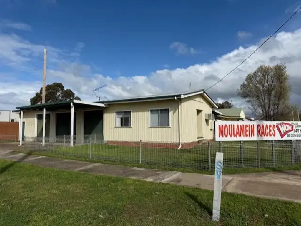 Moulamein 1ਬੈੱਡਰੂਮ Warehouse/Unit– Ex-Ambulance Depot