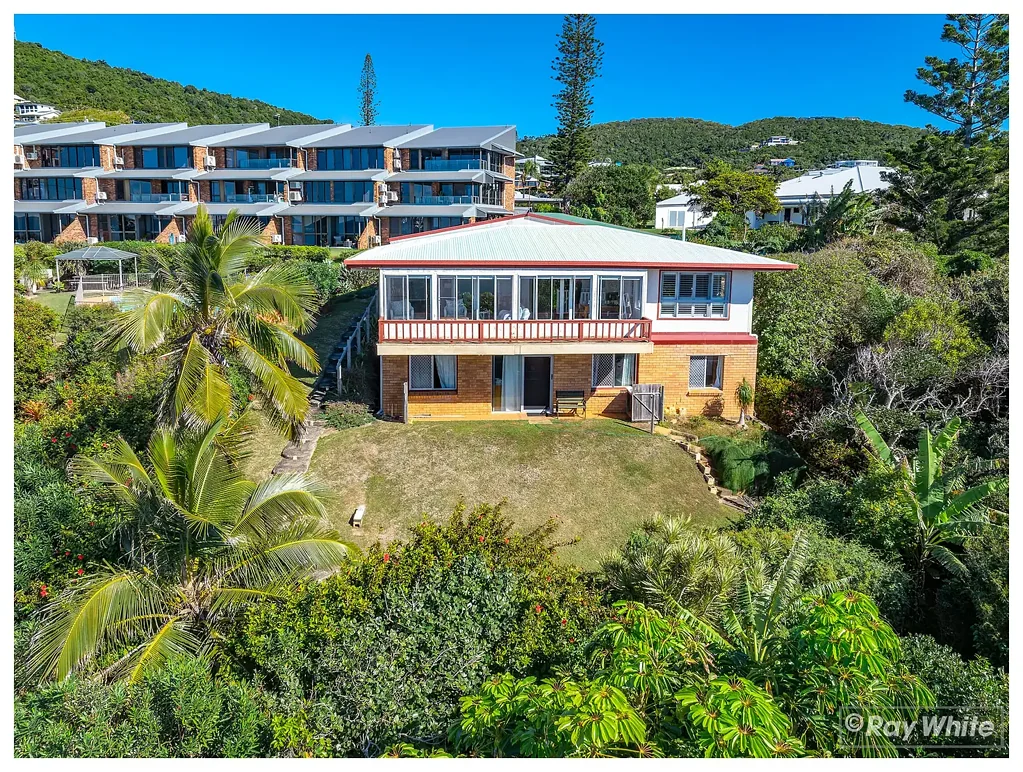 Meikleville Hill 4 Bedroom Elevated Coastal Living with Sweeping Ocean Views - 1520sqm of Prime Beachside Lifestyle